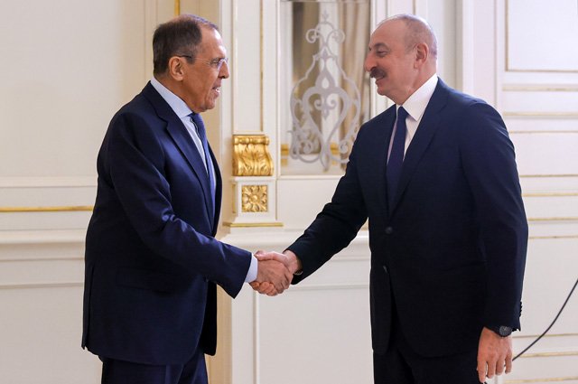 Министр иностранных дел РФ Сергей Лавров (слева) и президент Азербайджана Ильхам Алиев во время встречи в Баку.