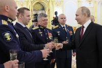 Владимир Путин и российские военнослужащие, удостоенные звания Героев России
