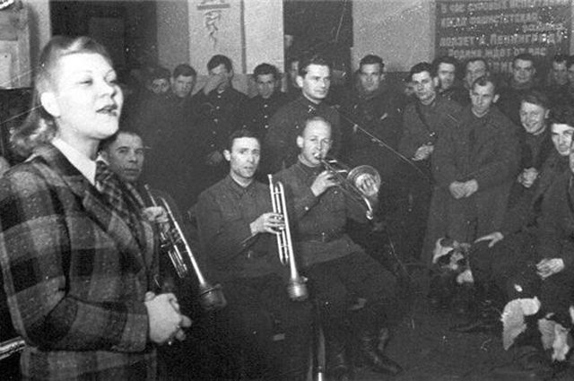 Выступление Клавдии Шульженко перед бойцами. Ленинградский фронт, 1941 год.