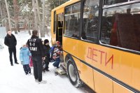 Школьный автобус всех детей довезёт вовремя.