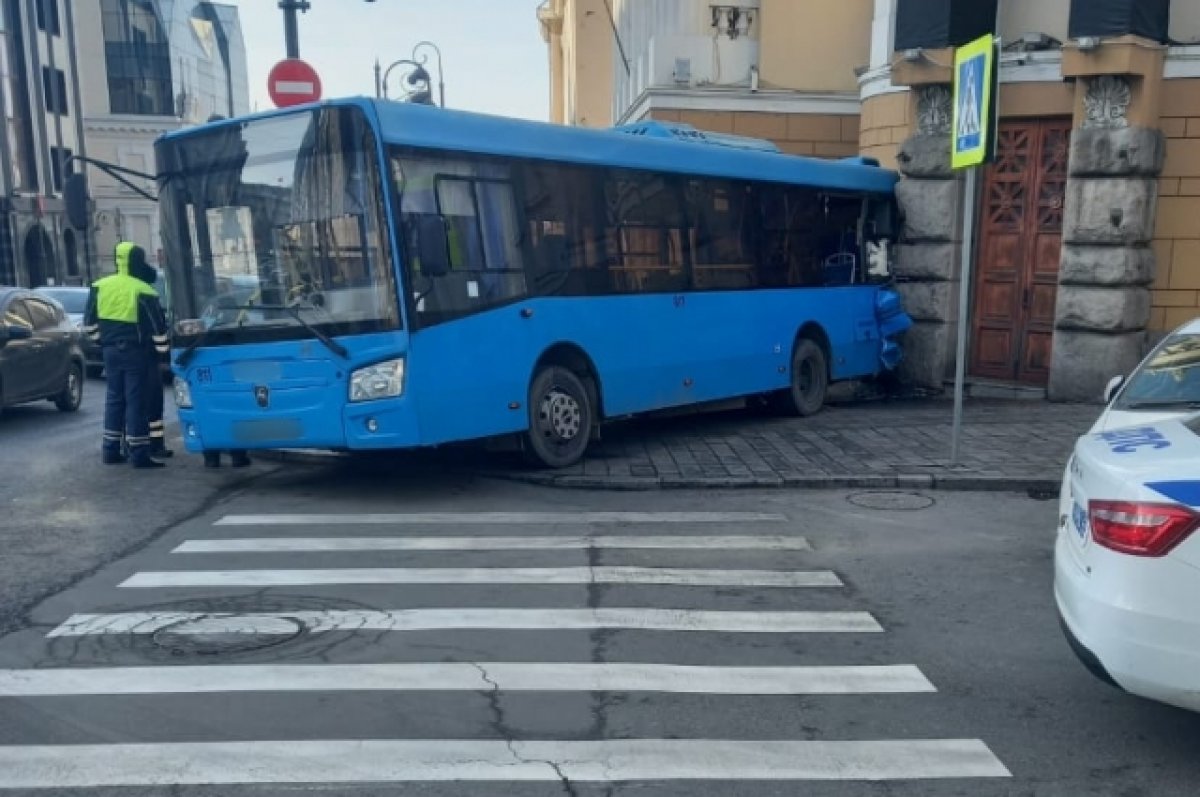 В центре Владивостока автобус без водителя врезался в здание суда