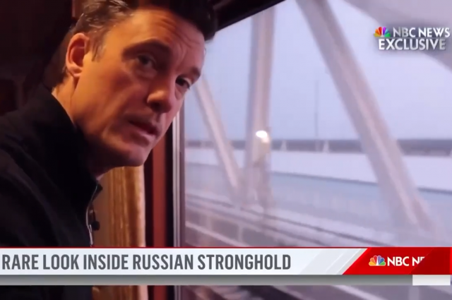 Американский журналист Кир Симмонс едет по Крымскому мосту. 