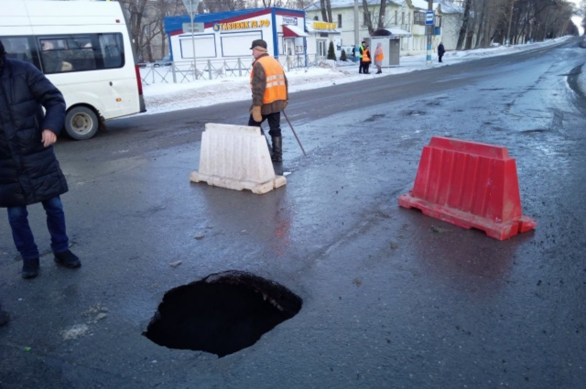 В Заволжье ограничили движение из-за провала грунта на улице Жуковского |  АиФ Ульяновск