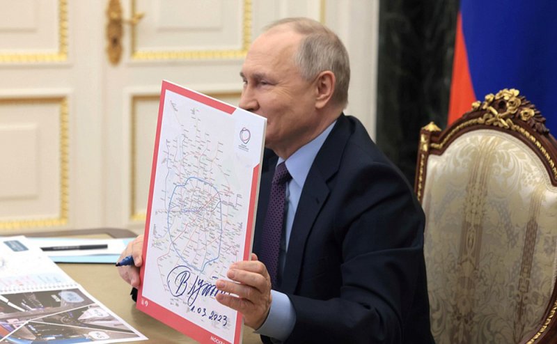 Владимир Путин оставил свой автограф на схеме БКЛ.