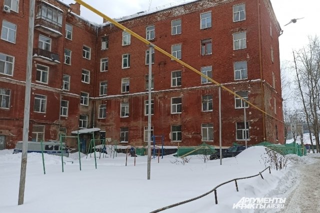 Дом по улице Куйбышева, 143 признали аварийным в 2019 году, но не расселили.
