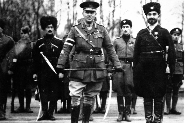 Британский генерал Фредерик Пуль с русскими белыми казаками в Архангельске, 1918 г.