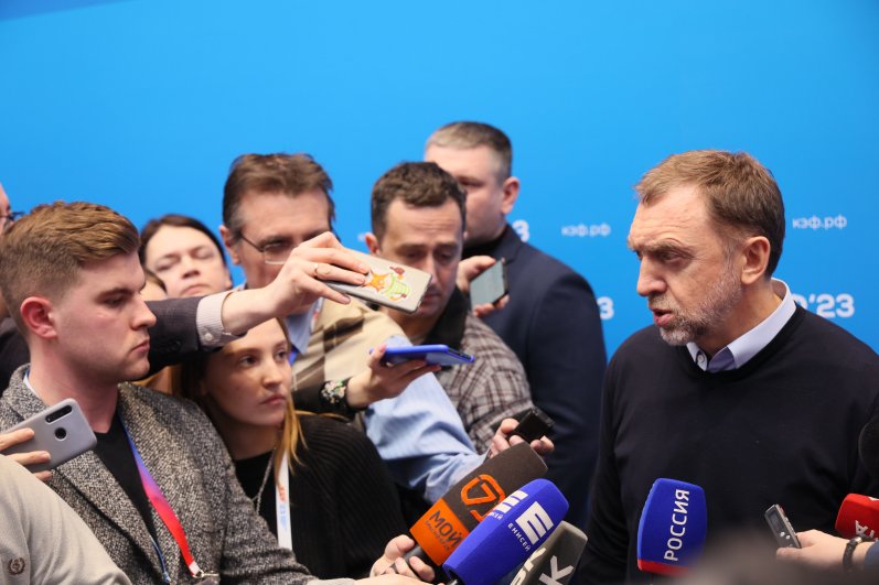 Олег Дерипаска всегда в центре внимания прессы.