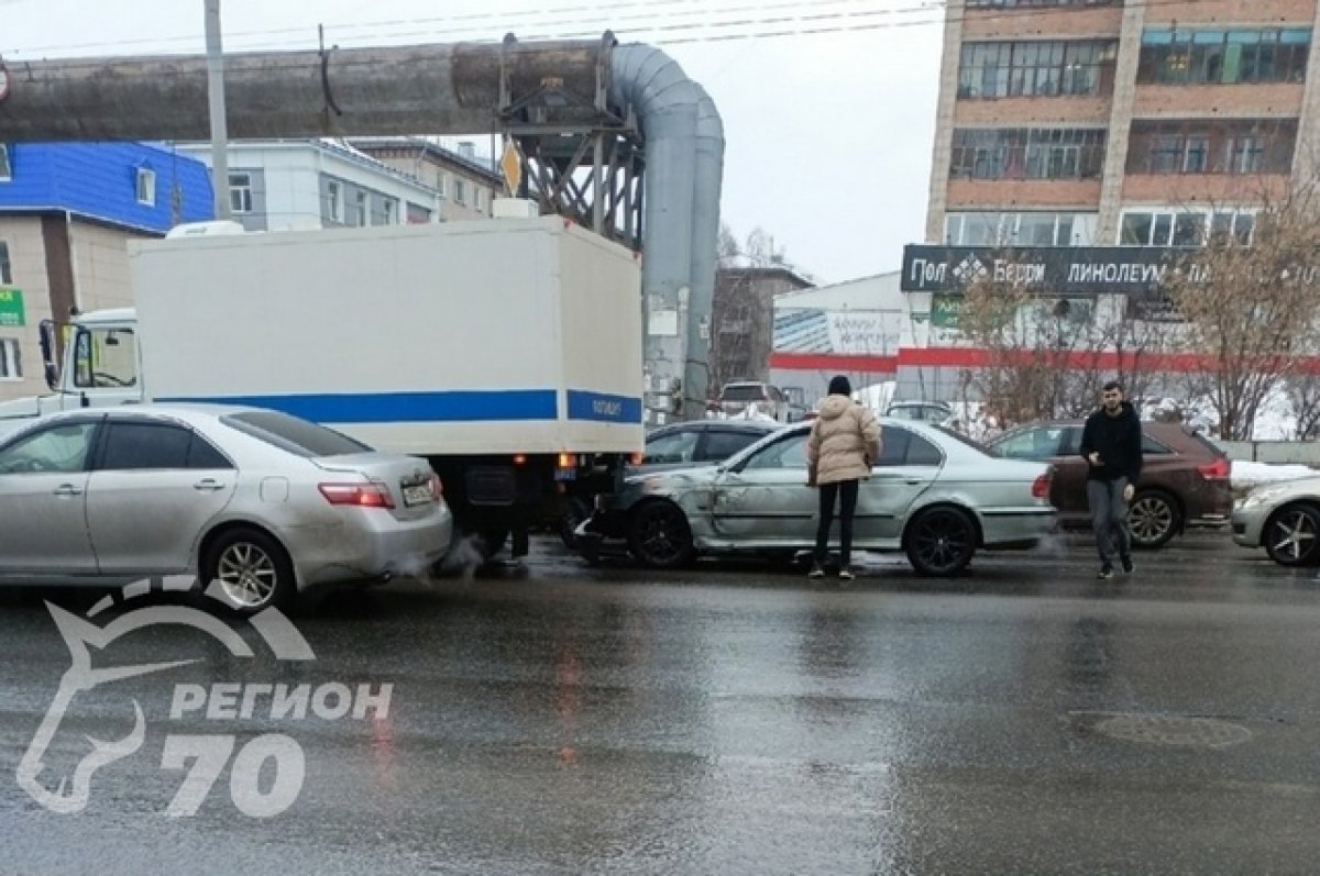 В Томске из-за массового ДТП образовалась пробка: проклятый перекресток |  АиФ Томск