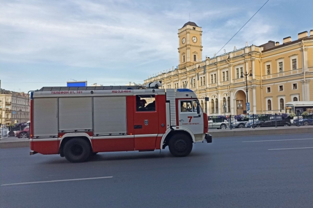 Один человек погиб при пожаре в торгово-офисном здании в Санкт-Петербурге