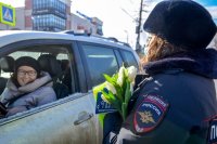 8 Марта женщинам-водителям нередко дарят цветы сотрудники ГАИ.