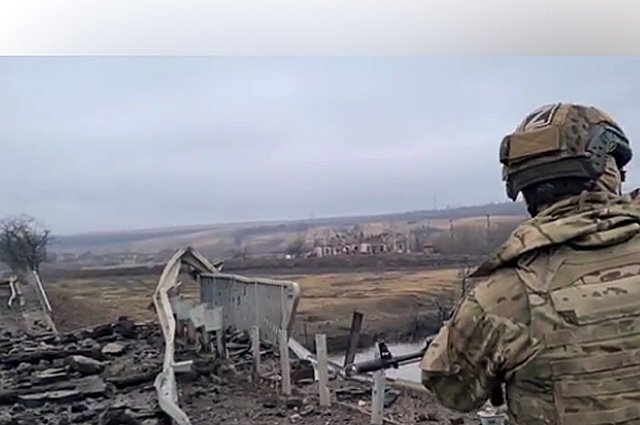 Украинская армия уничтожает инфраструктуру в населенных пунктах рядом с Артемовском, чтобы остановить окружение, рассказал боец группы «Вагнер».