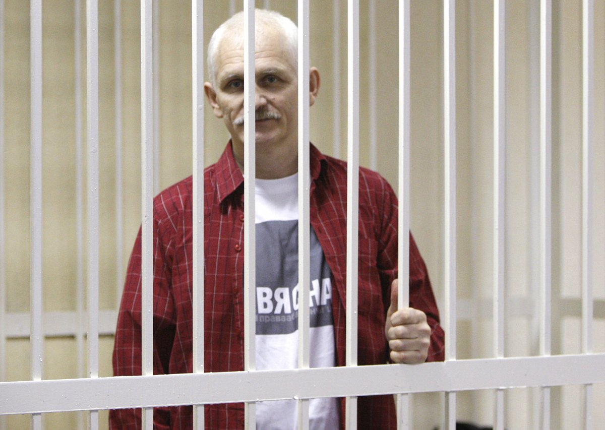 Правозащитника Беляцкого приговорили в Белоруссии к 10 годам колонии