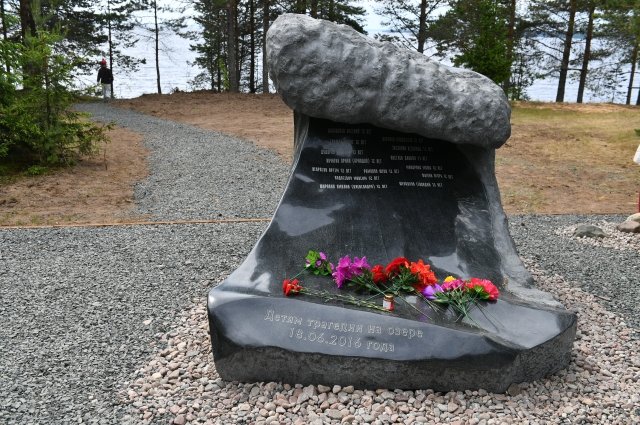 В 2018 году по инициативе родителей погибших детей на берегу Сямозера поставили памятник «Волна».