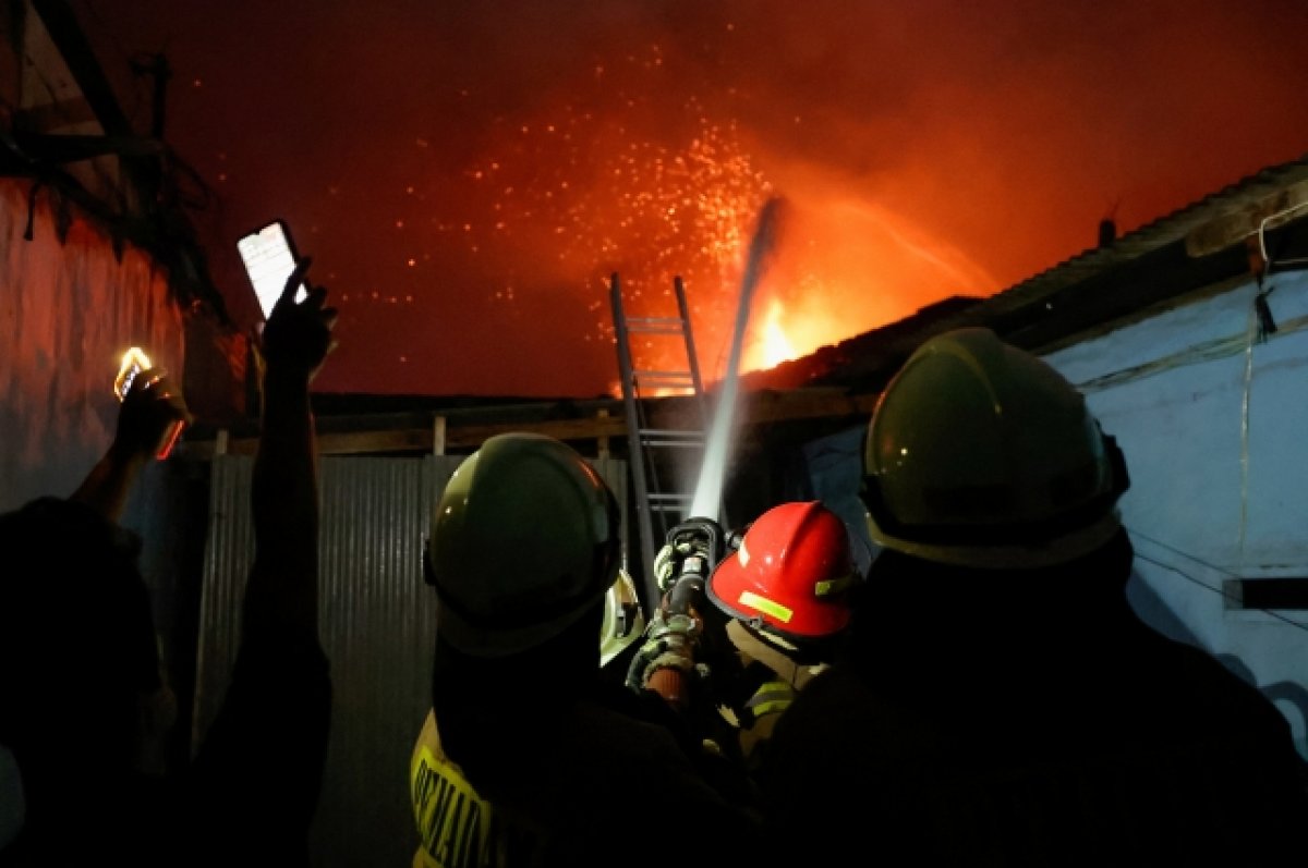 В топливном хранилище в Джакарте произошел крупный пожар