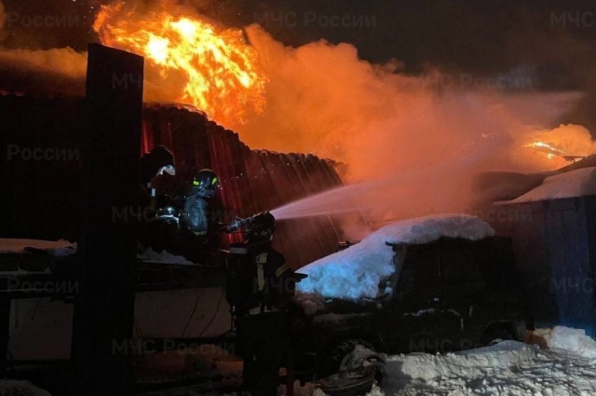 В Москве произошел крупный пожар на складе с пластиком