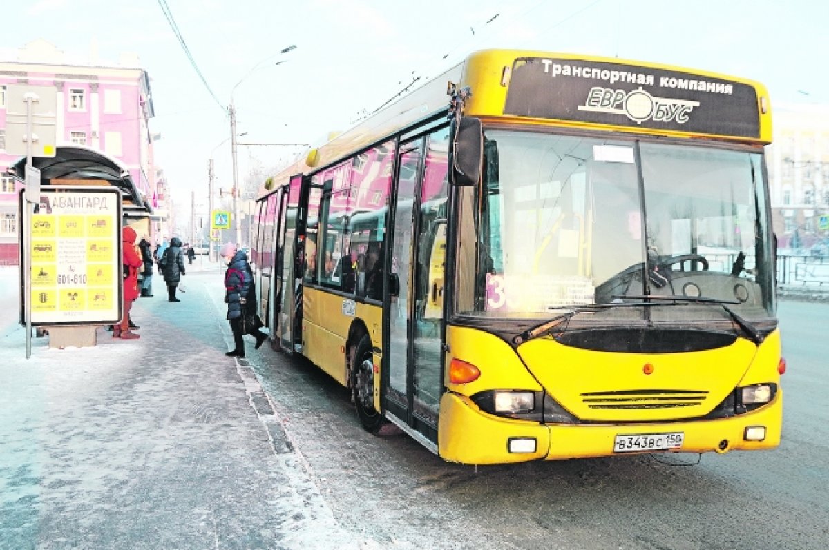 В Барнауле кондуктор вытолкала из автобуса пьяного пассажира