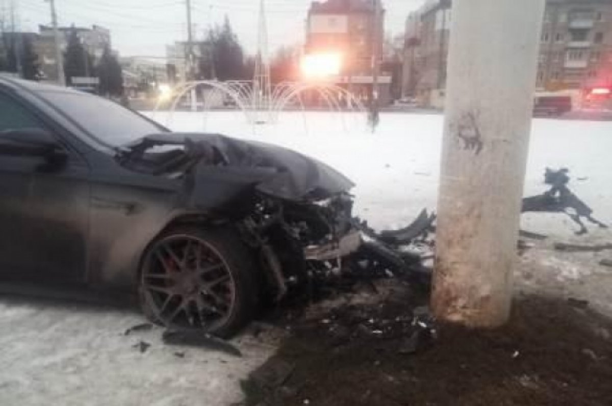 Пьяный водитель без прав на «Мерседесе» врезался в столб в Брянске