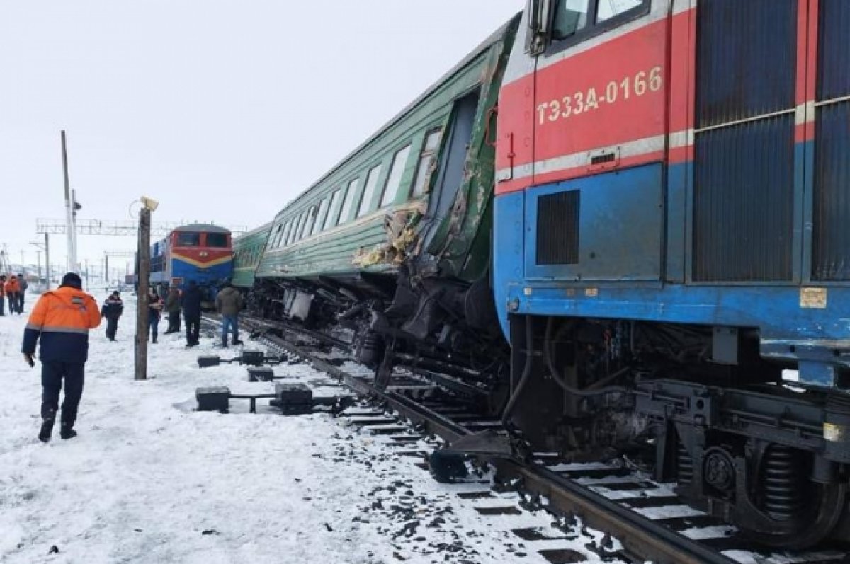 В Казахстане маневровый локомотив столкнулся с пассажирским поездом