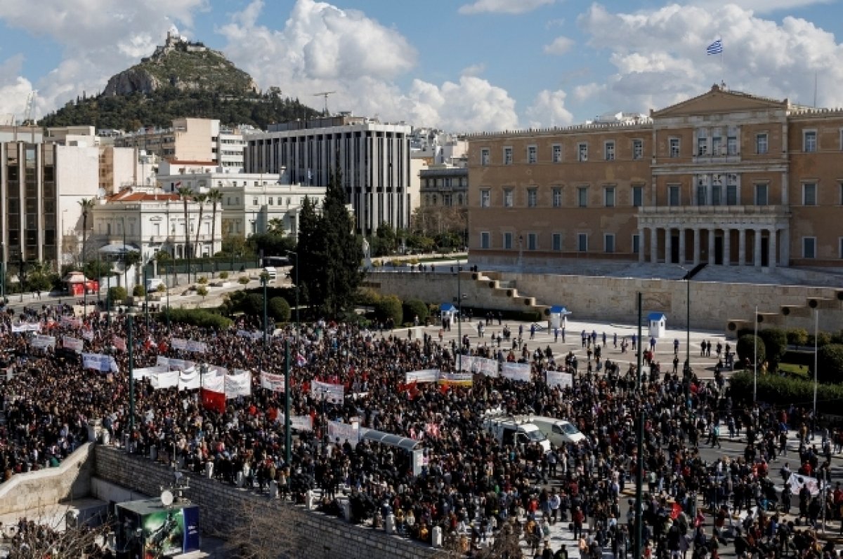 В Афинах несколько полицейских пострадали из-за беспорядков на митинге