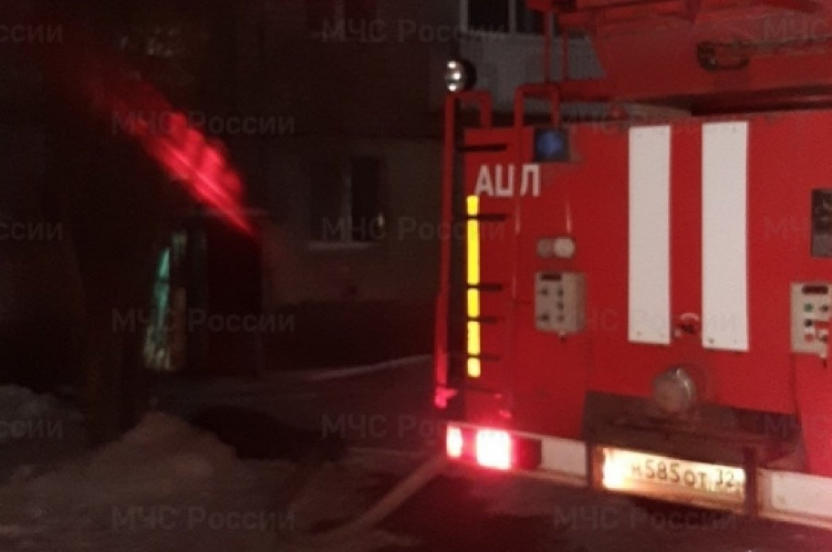 15 человек эвакуировали спасатели на пожаре в Карачеве ночью 6 марта