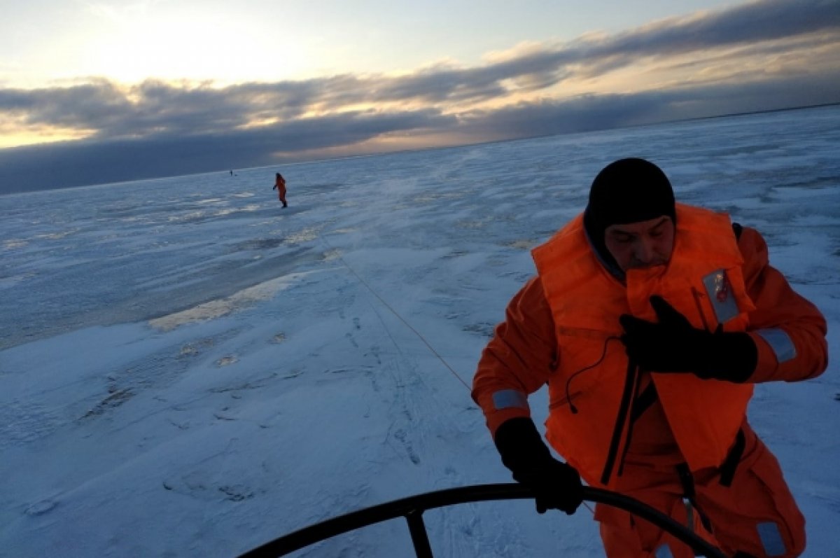 На Сахалине спасли 40 рыбаков с дрейфующей льдины