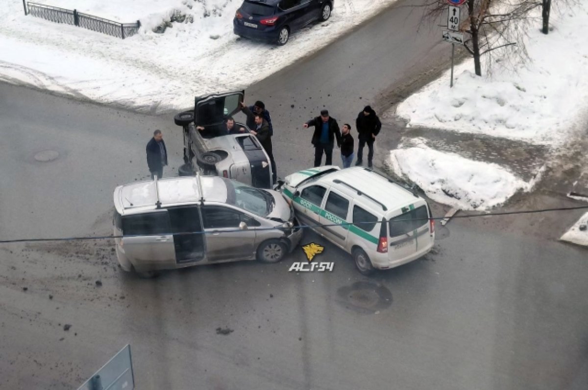 Автомобиль судебных приставов попал в тройное ДТП в Новосибирске | АиФ  Новосибирск