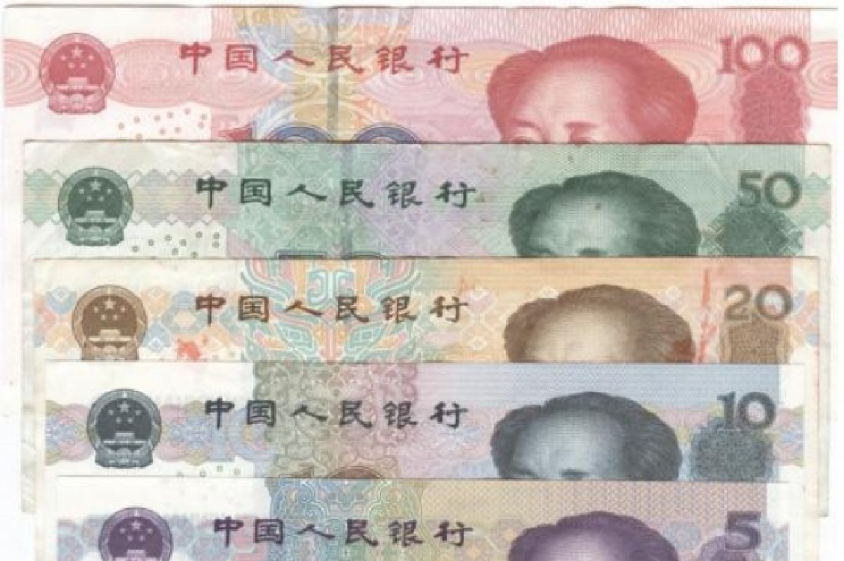 Уланова рассказала, стоит ли менять доллары на юани
