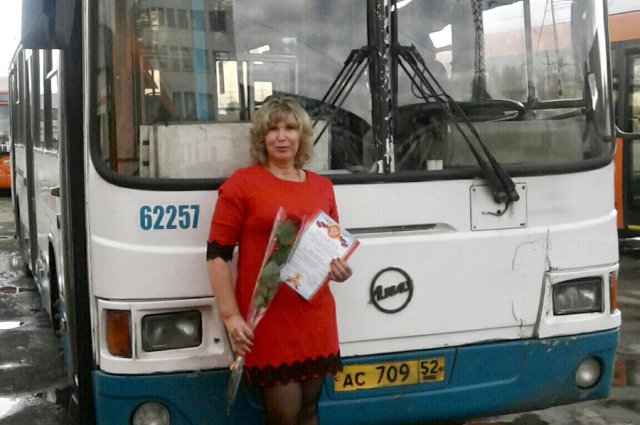 Уже больше 17 лет очаровательная Наталья Прудовская сама учит мужчин водить большие автобусы.