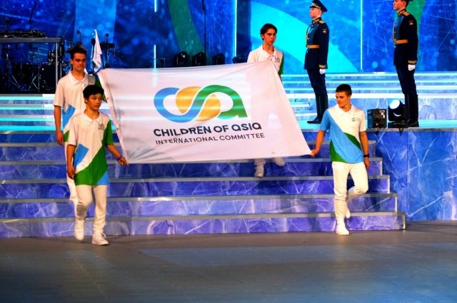 Флаг Международных спортивных игр Дети Азии был спущен, и юные победители пронесли его через зал под овации.
