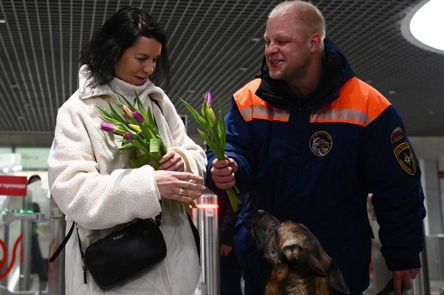 Сотрудники МЧС дарят девушкам в метро цветы
