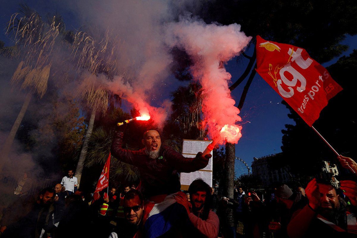 РИА Новости: протестующие во Франции начали блокировать дороги