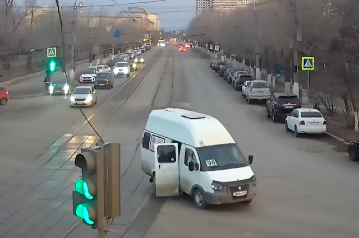 В Волгограде девушка выпала на ходу из маршрутки