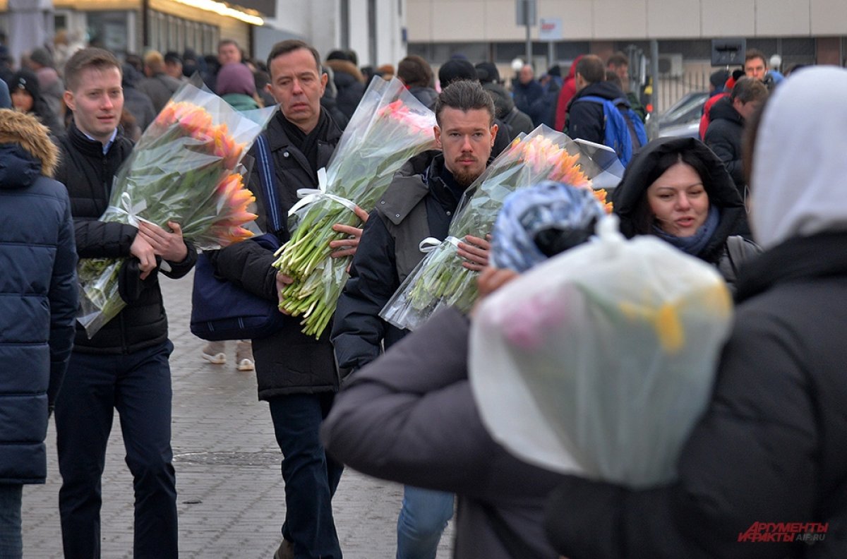 В Ростове женщин одарят цветами и комплиментами 8 марта
