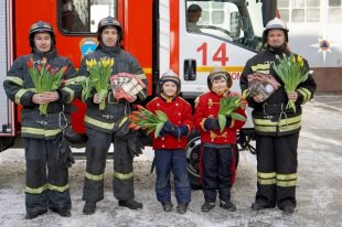 101 тюльпан на 8 Марта от сотрудников МЧС, Тюмень - 2023.