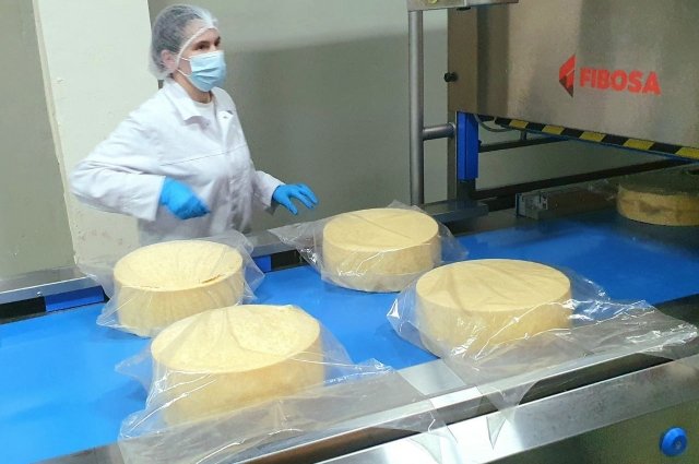 Вакуумная упаковка готового сыра на заводе «Грин Агро-Сахалин».
