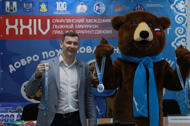 Директор сахалинского лыжного марафона памяти Игоря Фархутдинова Михаил Шамсутдинов с талисманом Зим Зимычем.