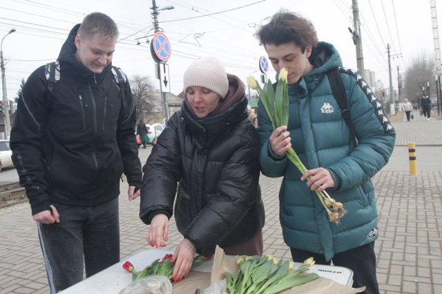 В Волгограде на праздники открыли более 100 специальных цветочных площадок во всех районах.