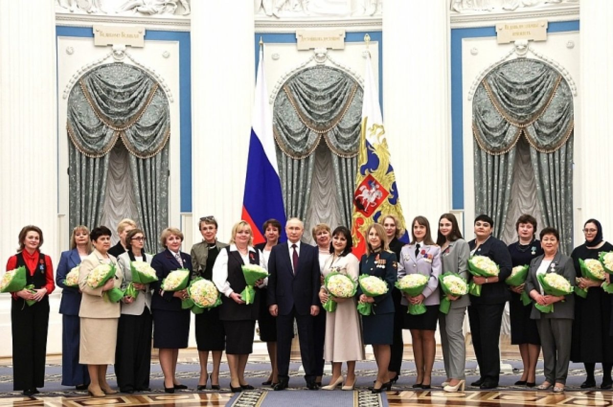 Путин вручил награды россиянкам за выдающиеся заслуги