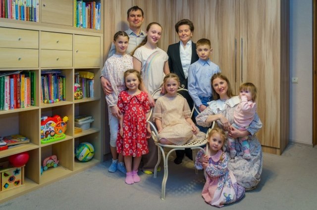 Глава региона чествовала семью из Ханты-Мансийска 