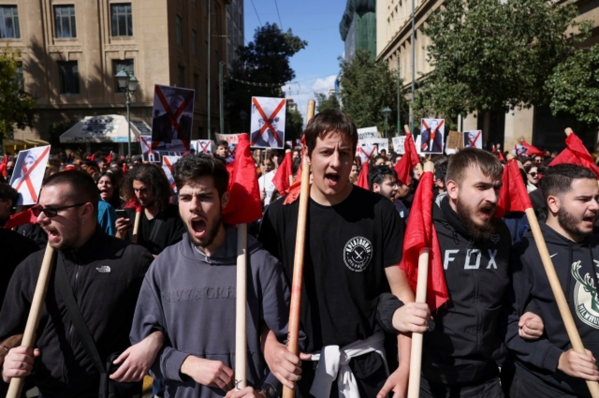 В Афинах проходит митинг из-за столкновения поездов
