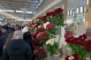 Традиционно - фаворитами считаются розы, которые привозят из разных уголков мира. Есть место и для отечественных - из Краснодара и Мокшана. 