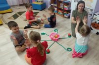 Игры на полу с верёвочками развивают фантазию у детей, учат общаться друг с другом.