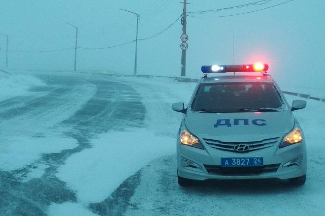 Движение на участке трассы закрыли вечером 8 марта из-за снегопада и сильного ветра.