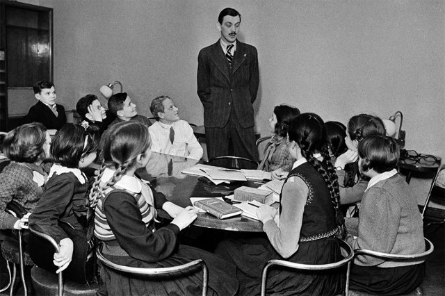 Писатель Сергей Михалков на встрече с детьми. Москва, 1952 год.