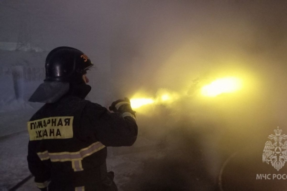 В Красноярске горит автосервис на площади 530 кв. метров