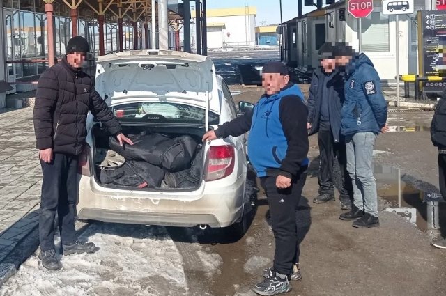 В Оренбуржье пограничники нашли иностранца под сумками в багажнике.