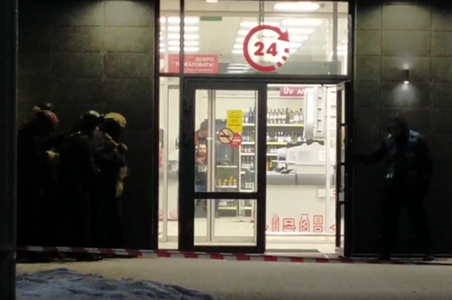 Кадры штурма магазина с заложником в Тюмени. Заложник сидит напротив двери.