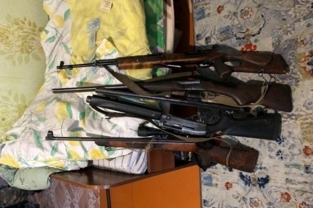Силовики изъяли у мужчины автомат Калашникова, три ружья и различные патроны.
