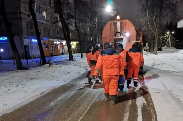 Ямы на рязанских дорогах заделывают регулярно, только автомобилисты по-прежнему не могут перемещаться по улицам спокойно – опасности могут подстерегать в самых непредсказуемых местах.