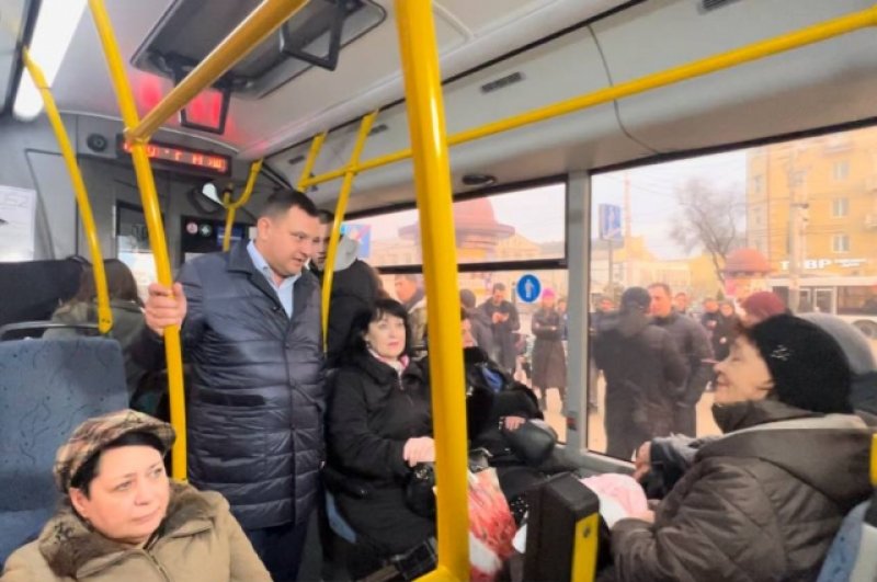 В салонах автобусов Вадим Шкабарня спрашивал пассажиров о нареканиях.